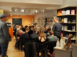 Des chaises remplies et un public intéressé à la soirée de lecture des lauréats au Worthaus à Aachen.