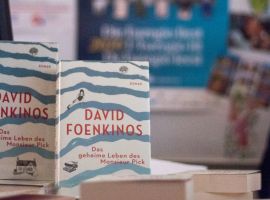 Büchertisch bei der Lesung mit David Foenkinos am 11.02. in der Gemeindebücherei Simmerath. Im Hintergrund unser Plakat zu „Die Euregio liest“ und dem „Euregio-Schüler-Literaturpreis“ mit den sechs Nominierungen in diesem Jahr.