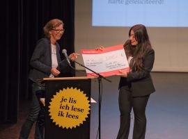 Verleihung des Euregio-Schüler-Literaturpreises 2023 - Tanja Wansel (links) und die Preisträgerin Lale Gül (rechts)
