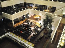 Rond 100 bezoekers kwamen op 5 Maart voor de lezing met Connie Palmen in de bibliotheek in Genk samen voor de laatste lezing van 2020.