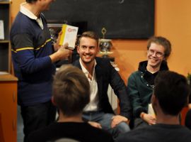 Martin Hungenbach stellt den druckfrischen Band der NXT TXT Awards 2019 vor.