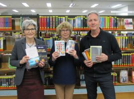 Pressegespräch in der Stadtbibliothek Aachen am 10.01.19. Von Links: Wilma Franzen (Stadtbibliothek Aachen), Sylvie Schenk und Oliver Vogt (EuregioKultur e.V.).